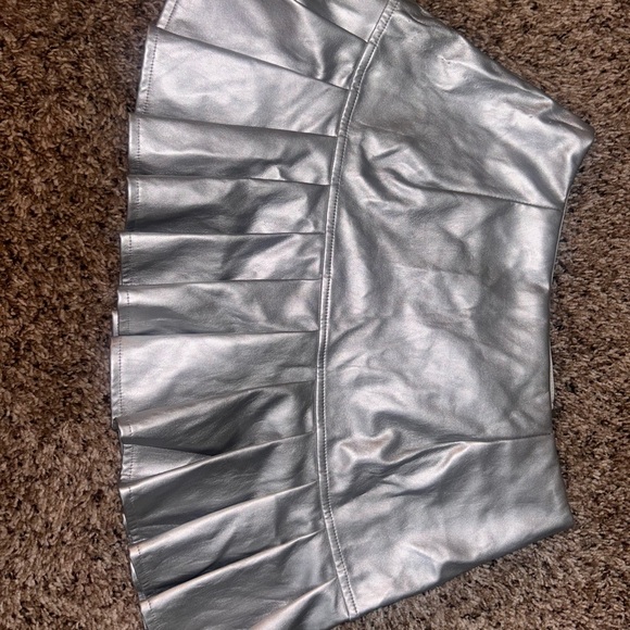 3! Silver Metallic Pleated Mini Skirt - Picture 4 of 6